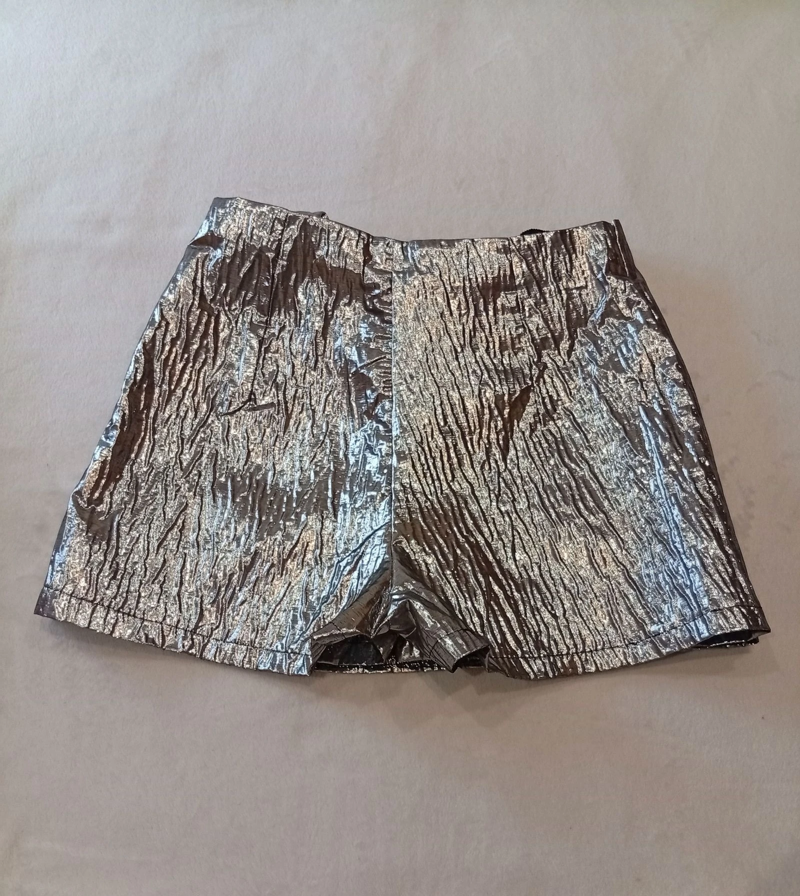 Lindo skort prateado metálico com um elegante laço lateral oversized – photo 4